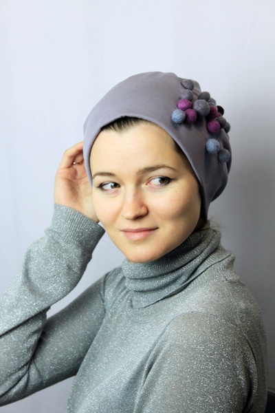 Шапочка Мириам футер серого цвета с валяными шариками фото