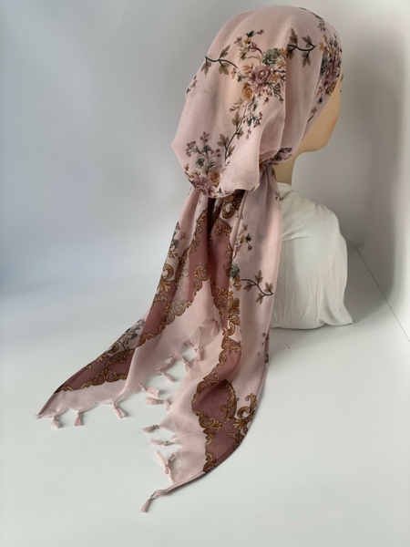 Бандана с имитацией платка розовая с цветочным принтом и маленькими кисточками фото