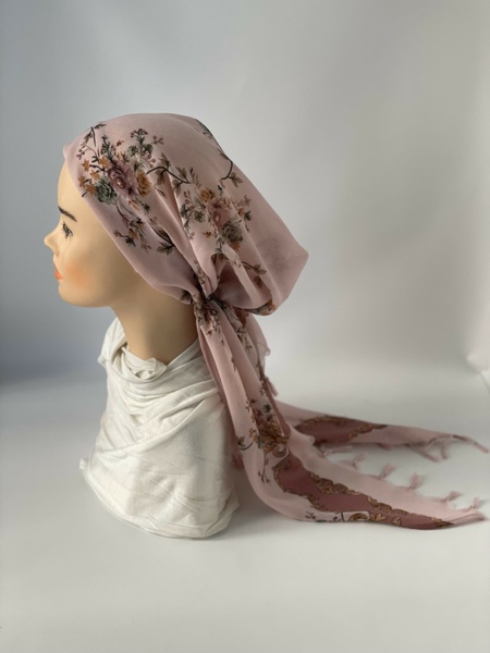 Бандана с имитацией платка розовая с цветочным принтом и маленькими кисточками фото