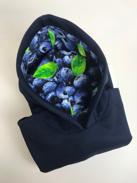 Темно-синя Сукня-худі з начосом з принтом Чорниця в капюшоні фото