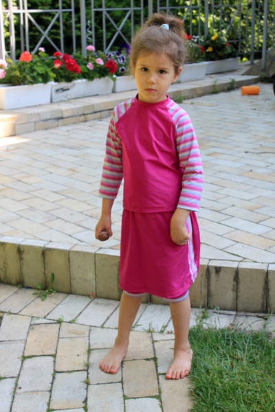 Дитячий купальний костюм спідничка, легінси та кофтинка фуксія та смугастий принт фото