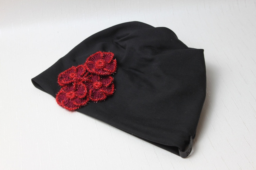 Шапочка Міріам трикотажна чорна з в'язаними квітами ручної роботи фото