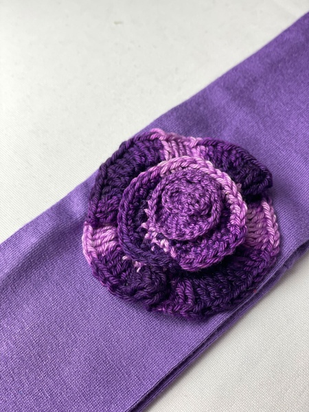 Фиолетовая трикотажная повязка с вязаным украшением фото