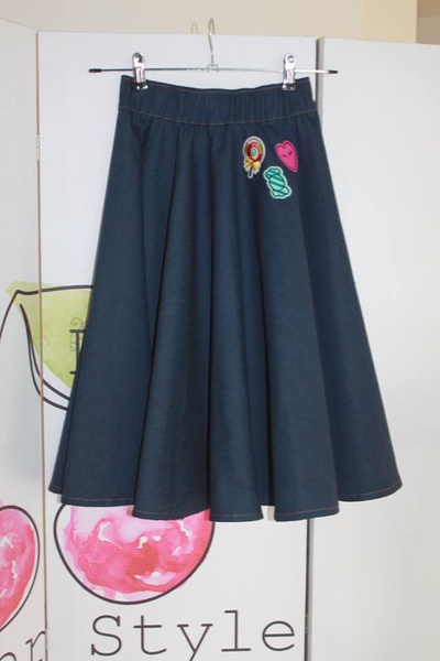 Детская джинсовая юбка с аппликацией из нашивок фото
