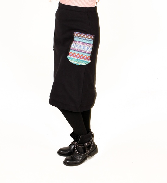 Зимняя юбка черная с накладными фальш-карманами с орнаментом фото
