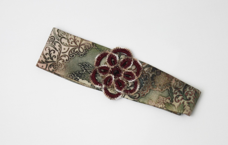 Повязка Ида с узором и вязанным цветком фото