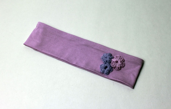 Трикотажная повязка цвета пудровой сливы с вязаным украшением "Цветочки" фото