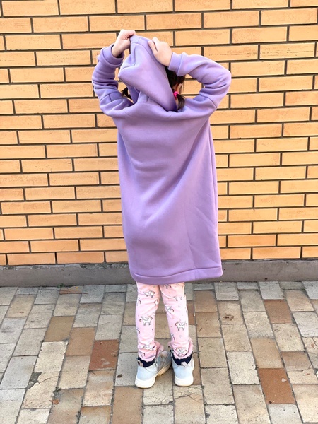 Лиловое детское платье-худи с начесом и цветочным принтом в капюшоне фото