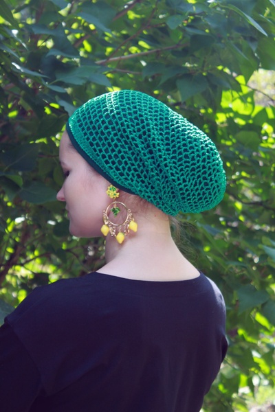 Шапочка Нити с плетенной сеткой ручной работы зеленая на темно-зеленой основе (форма Мини) фото