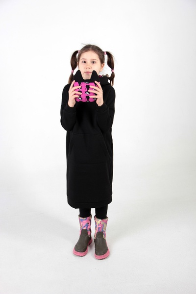 Чёрное детское платье-худи с начесом с подкладкой "Коты" в капюшоне фото