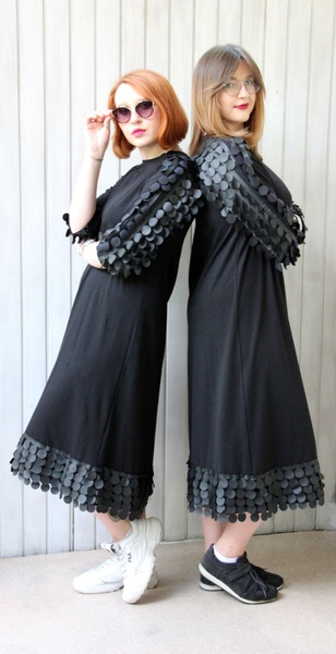Трикотажное платье "Оливия" (черное с кожаными кружочками) фото