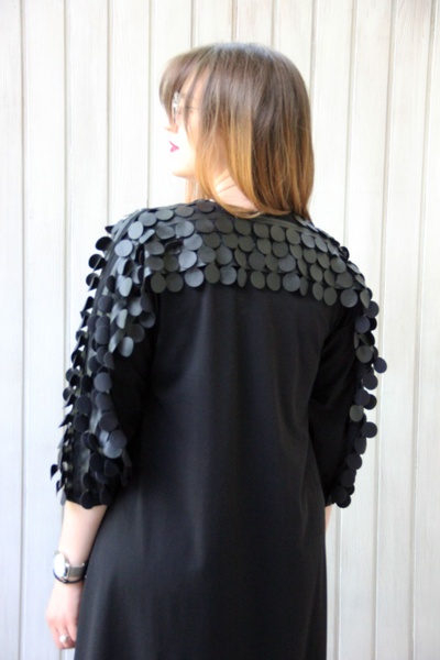 Трикотажное платье "Оливия" (черное с кожаными кружочками) фото