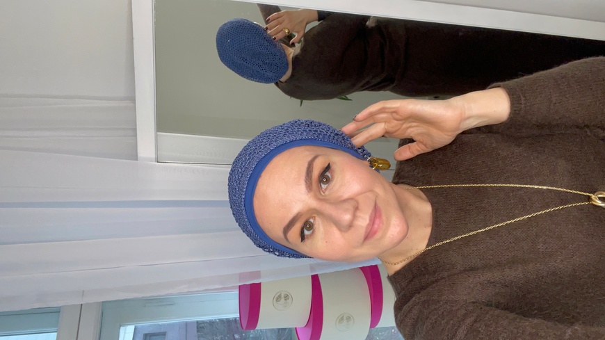 Шапочка Нити с плетенной сеткой ручной работы светлый джинс (форма Миди) фото
