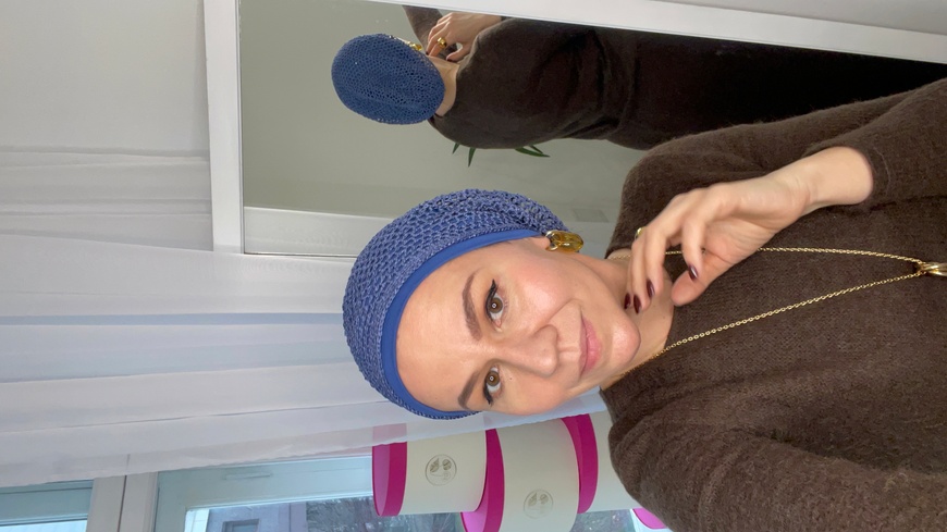 Шапочка Нити с плетенной сеткой ручной работы светлый джинс (форма Миди) фото