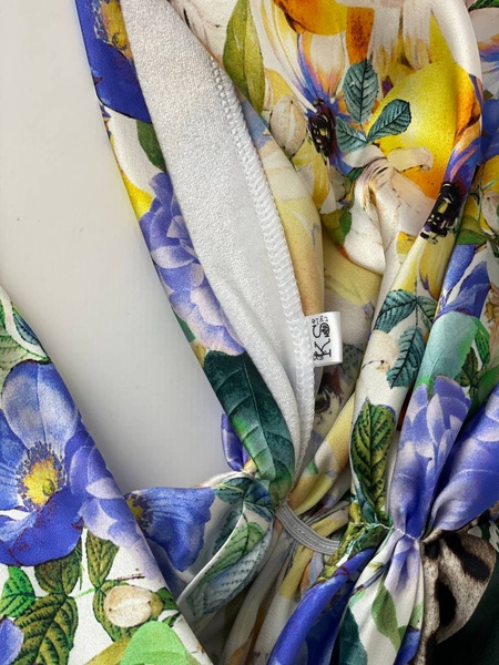 Шелковая бандана с имитацией платка белая с принтом цветы и лимоны фото